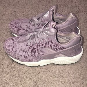 Women’s lavender/purple Nike huarache